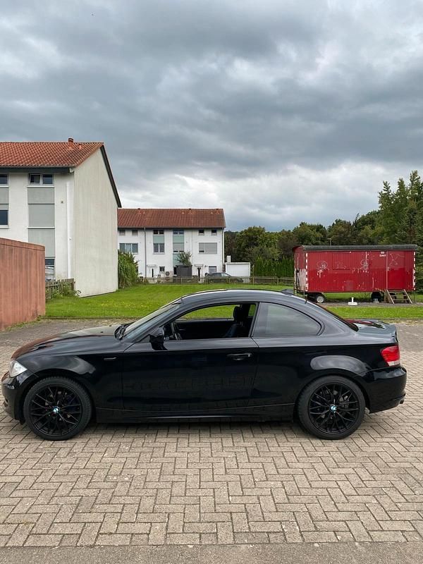 Schwarz Gebraucht 2010 BMW 118 Coupé Coupé | 6.200 € (Etwas zu teuer) - Bild 1/4