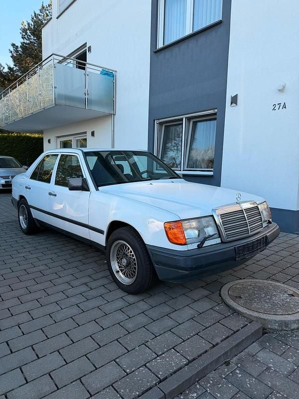 Gebraucht Mercedes E230 136 PS (100 kW) 1986 Weiß Limousine
