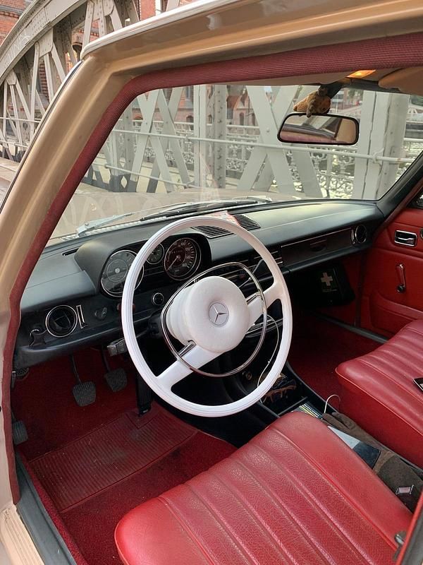 Gebraucht Mercedes W114 30 PS (22 kW) 1972 Beige Limousine