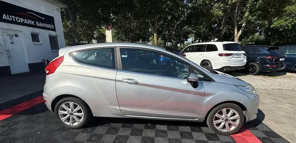 Gebraucht Ford Fiesta Ghia 82 PS (60 kW) 2009 Silber Limousine