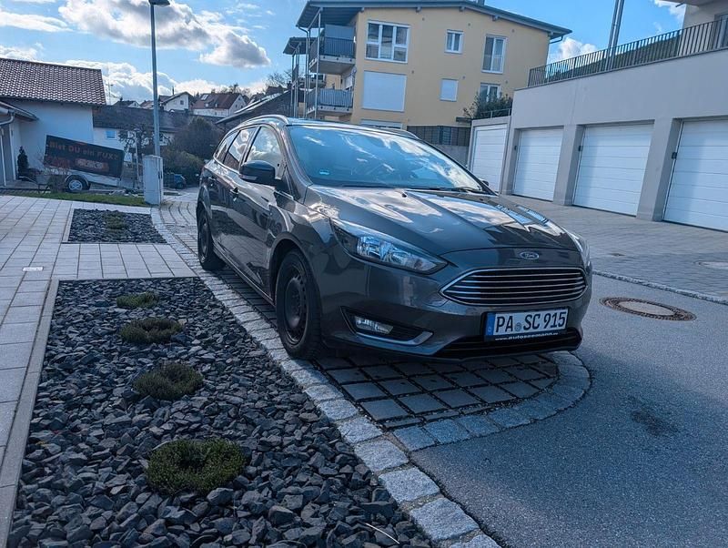 Gebraucht Ford Focus Titanium 120 PS (88 kW) 2017 Grau Kombi