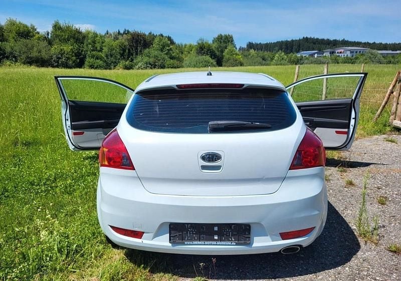 Używany Kia Ceed 116 KM (85 kW) 2008 Biały Hatchback