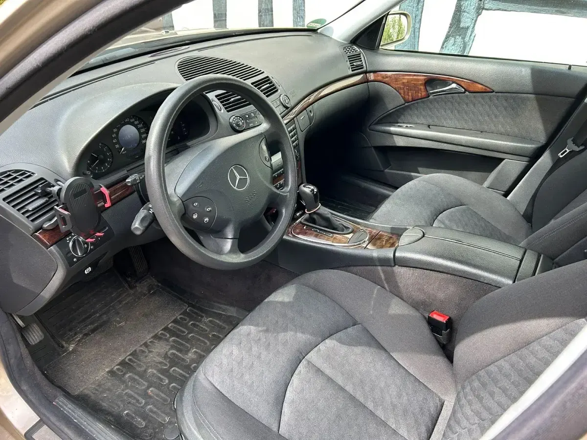 Gebraucht Mercedes E200 Classic 163 PS (119 kW) 2003 Gold Kombi