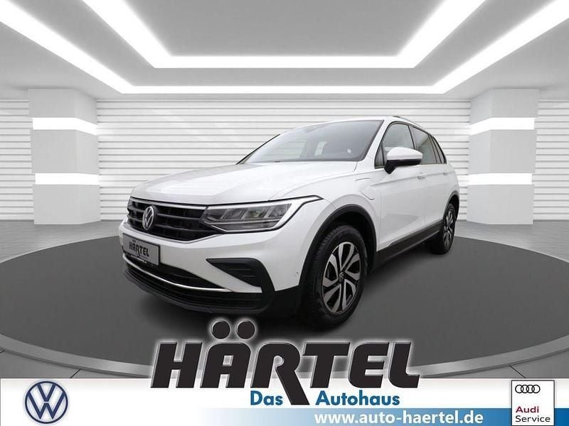 Oryxweiß perleffekt (white), pearl effect Gebraucht 2022 VW Tiguan Active SUV | 31.100 € (Fairer Preis) - Bild 1/4