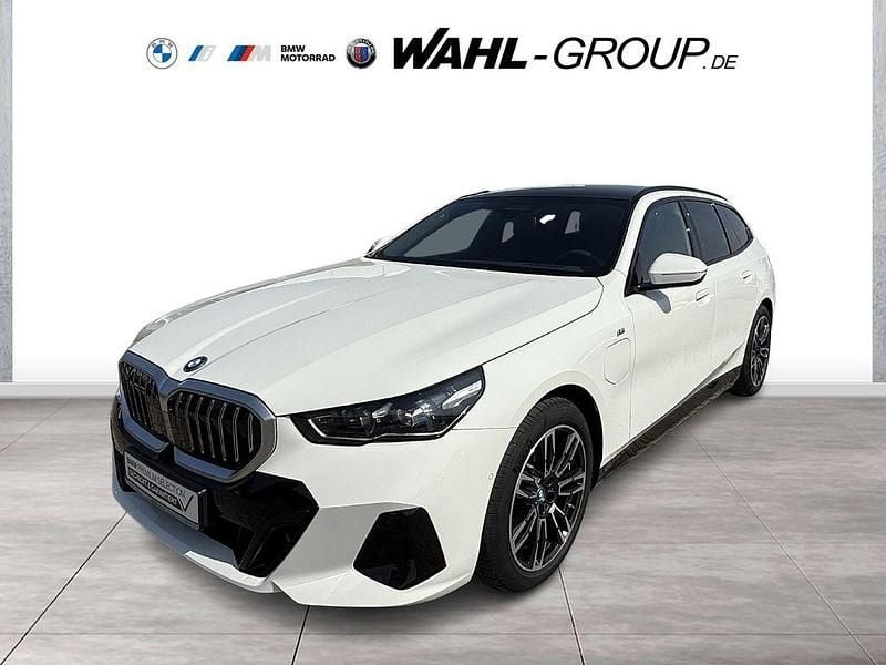 Weiß Gebraucht 2025 BMW 530e M Sport Kombi | 59.890 € - Bild 1/4
