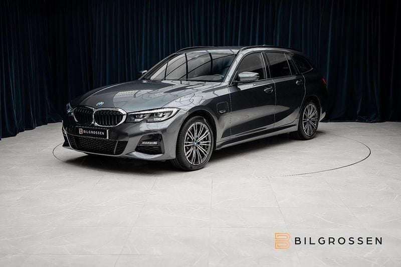 Grau Gebraucht 2022 BMW 330e Shadowline Kombi | 32.700 € (Superpreis) - Bild 1/4