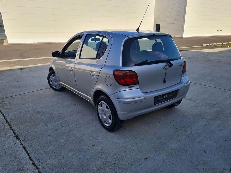 Gebraucht Toyota Yaris 65 PS (47 kW) 2005 Silber Limousine