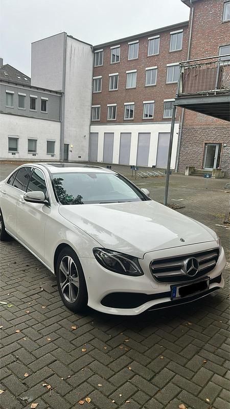 Weiß Gebraucht 2018 Mercedes E220 AMG line Limousine | 21.500 € (Superpreis) - Bild 1/4