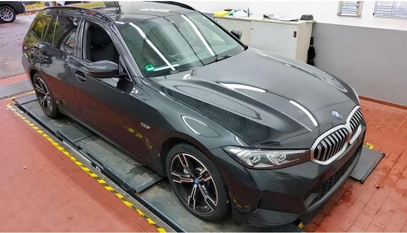 Black sapphire metallic Gebraucht 2023 BMW 320e M Sport Kombi | 24.750 € (Guter Preis) - Bild 1/4