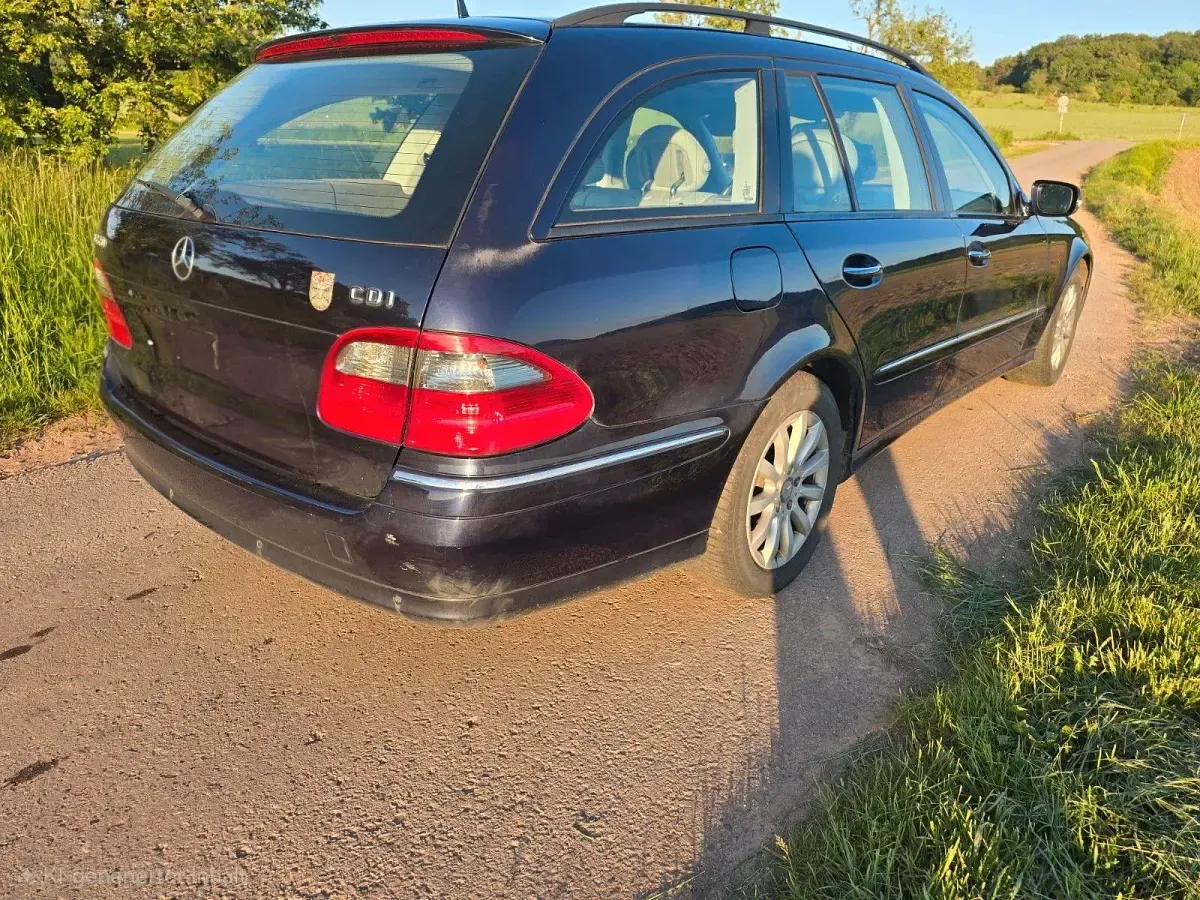Usado Mercedes E220 Elegance 170 CV (125 kW) 2008 Azul Familiar