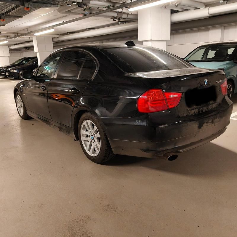 Gebraucht BMW 320 125 PS (91 kW) 2009 Schwarz Limousine