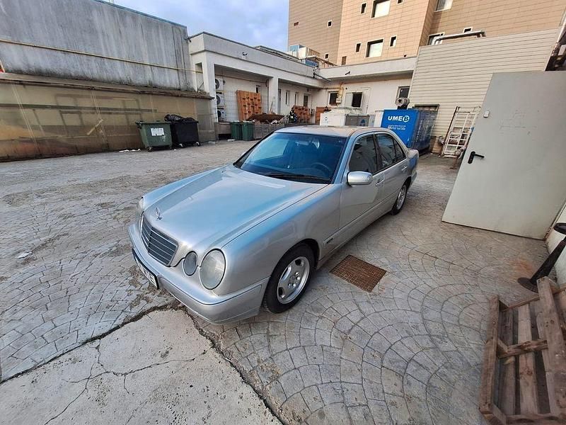 Gebraucht Mercedes E200 Classic 163 PS (119 kW) 2001 Silber Limousine