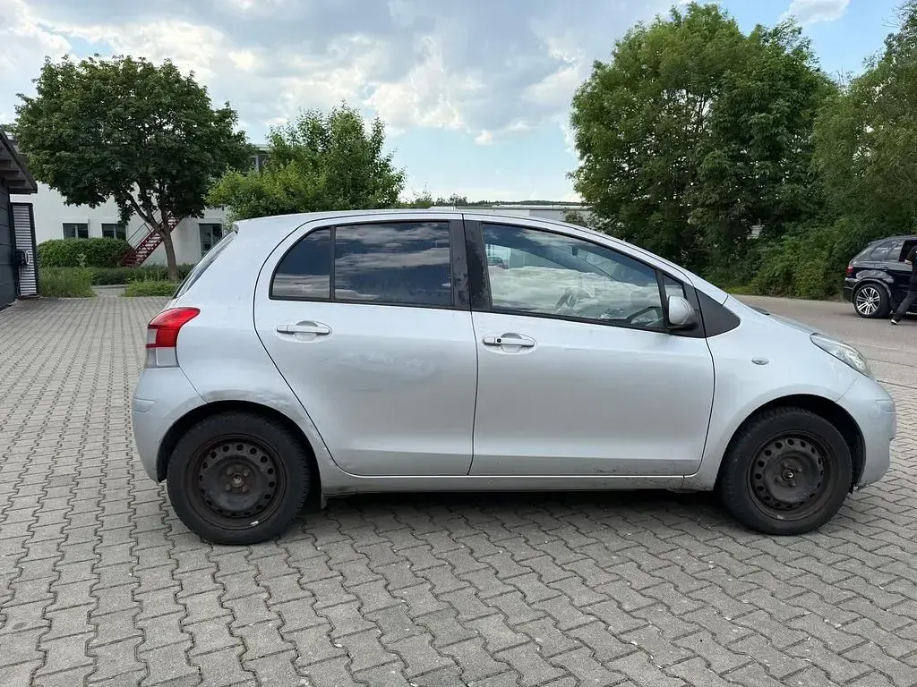 Gebraucht Toyota Yaris Edition 99 PS (72 kW) 2011 Silber Kleinwagen
