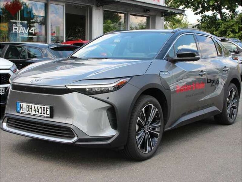 Palladium / dach schwarz (metallic) Gebraucht 2023 Toyota bZ4X Comfort SUV | 36.900 € (Fairer Preis) - Bild 1/4