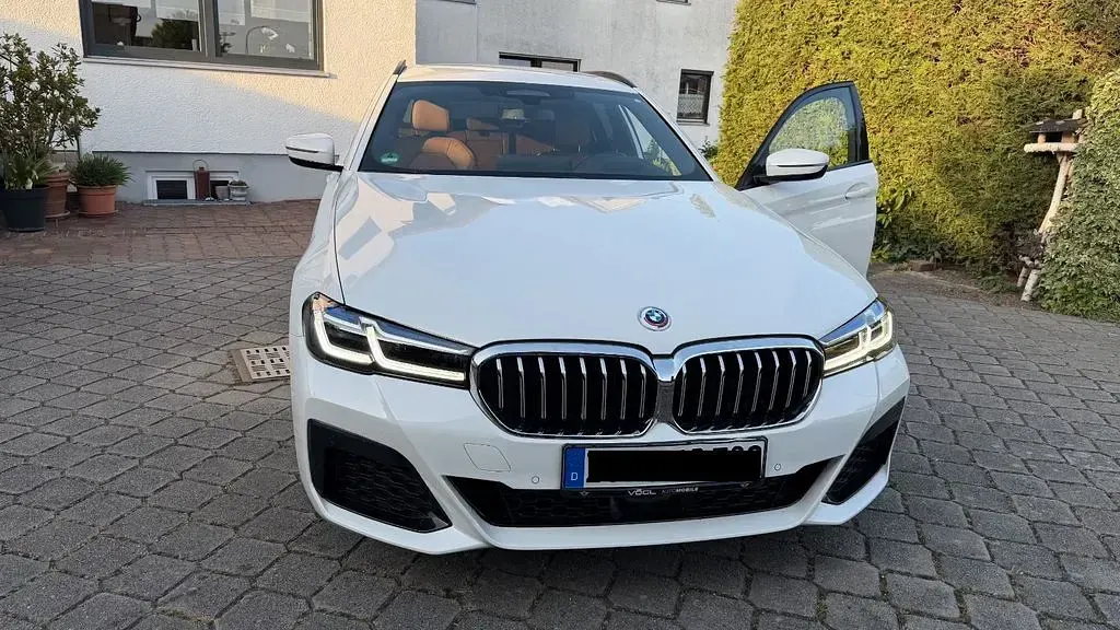 Gebraucht BMW 530e Performance 292 PS (214 kW) 2022 Weiß Kombi