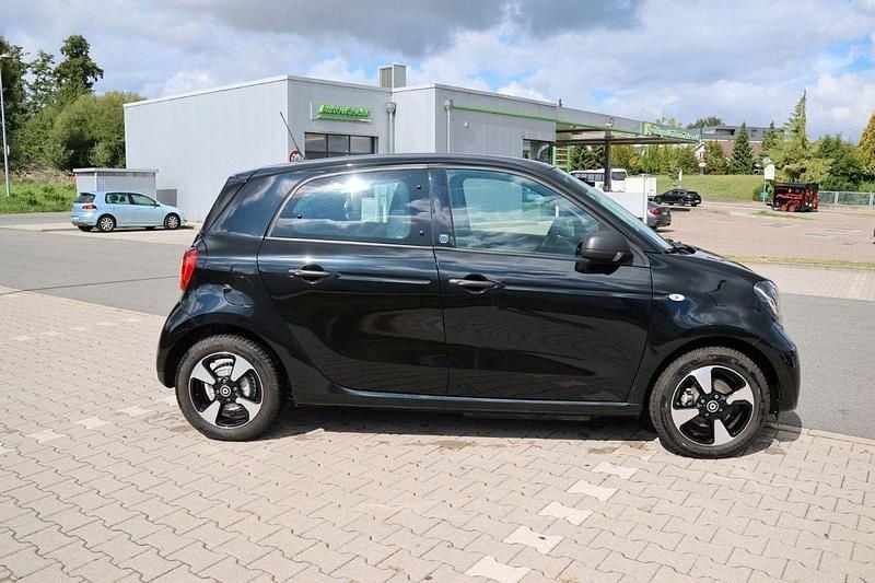Schwarz Gebraucht 2021 Smart ForFour Electric Drive Passion Kleinwagen | 8.799 € (Guter Preis) - Bild 1/4