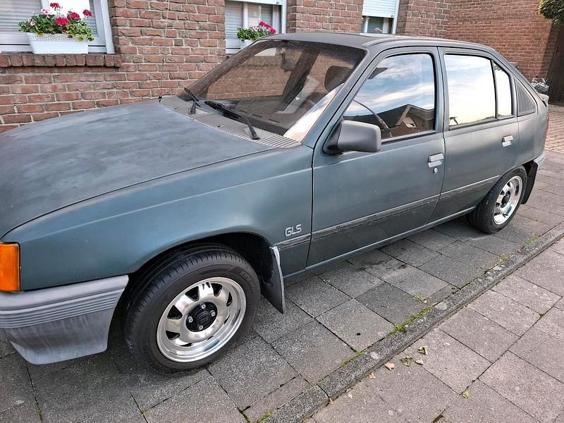 Grau Gebraucht 1985 Opel Kadett Limousine | 2.200 € - Bild 1/4