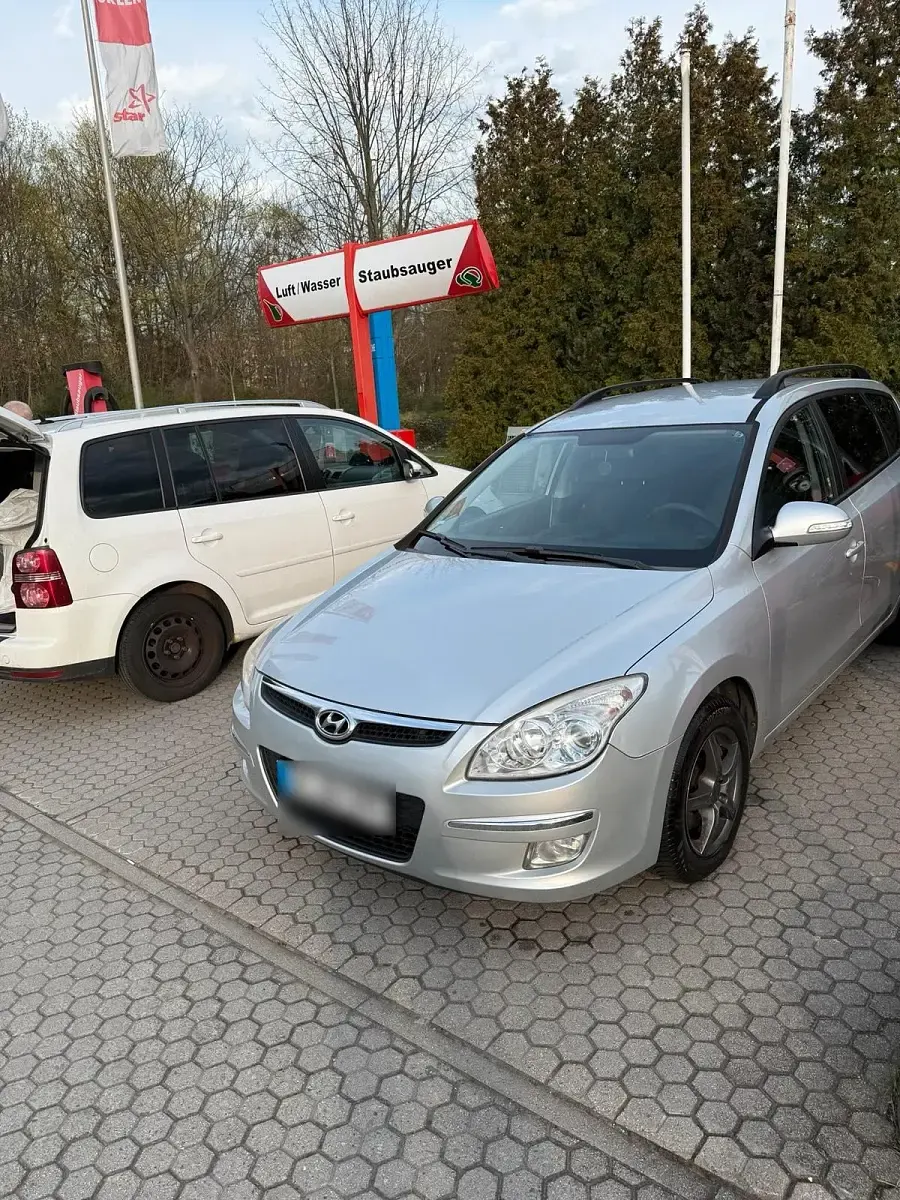 Usado Hyundai i30 75 CV (55 kW) 2008 Gris Berlina