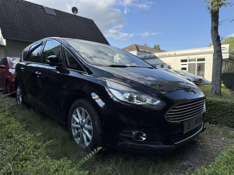 Iridiumschwarz metallic Gebraucht 2018 Ford S-MAX Titanium Van / Kleinbus | 18.500 € (Fairer Preis) - Bild 1/4