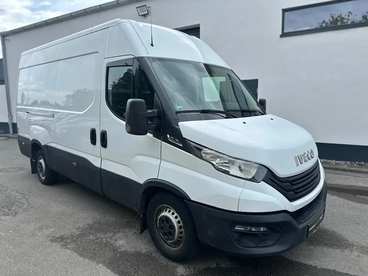 Second-hand Iveco Daily 155 CP (114 kW) 2022 Alb Berlinǎ