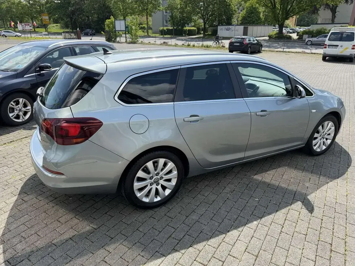Gebraucht Opel Astra Exklusiv 136 PS (100 kW) 2015 Silbersee/perl silber (m2) Kombi