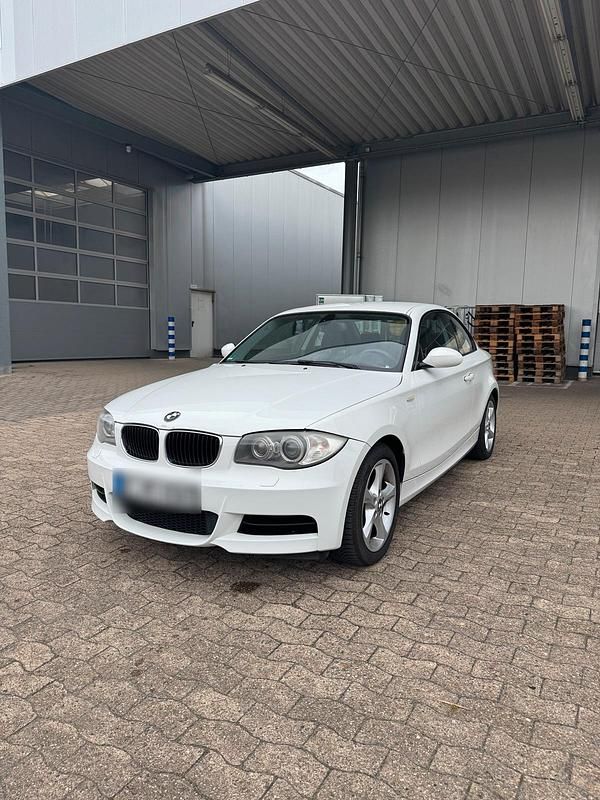 Weiß Gebraucht 2009 BMW 123 Coupé M Sport Coupé | 8.000 € - Bild 1/4