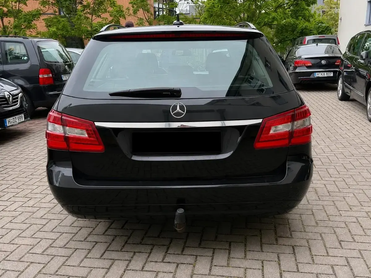 Usado Mercedes E220 170 CV (125 kW) 2010 Negro Familiar
