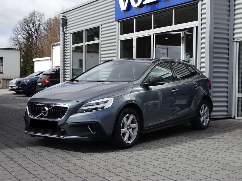 Gebraucht Volvo V40 150 PS (110 kW) 2017 Osmium grey metallic Kleinwagen
