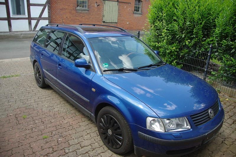 Blau Gebraucht 1999 VW Passat Highline Kombi | 600 € (Superpreis) - Bild 1/4