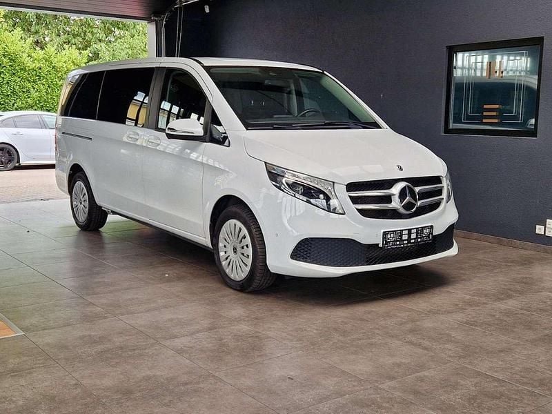 Weiß Gebraucht 2020 Mercedes V220 Van / Kleinbus | 34.999 € (Superpreis) - Bild 1/2