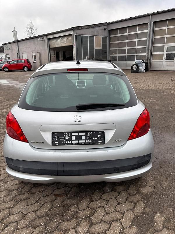 Gebraucht Peugeot 207 95 PS (69 kW) 2008 Silber Limousine