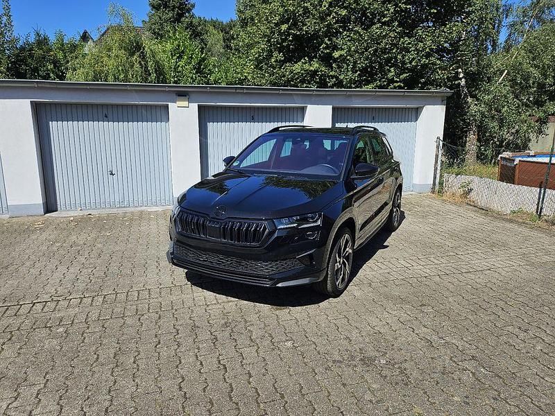 Schwarz Gebraucht 2024 Skoda Karoq SportLine SUV | 39.900 € (Fairer Preis) - Bild 1/4