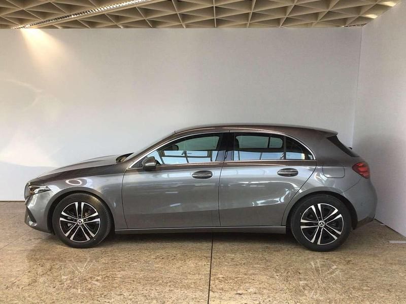 Gebraucht Mercedes A200 Advanced 150 PS (110 kW) 2023 lack mountaingrau Limousine