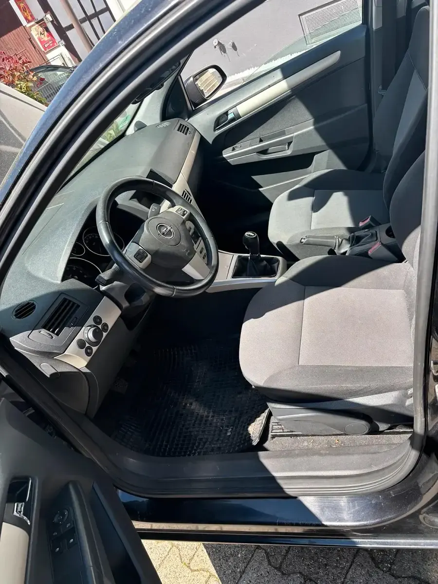 Gebraucht Opel Astra 115 PS (84 kW) 2008 Schwarz Kleinwagen