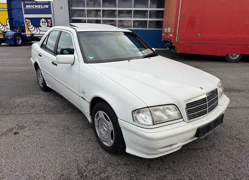 Weiß Gebraucht 1999 Mercedes C220 Classic Limousine | 6.499 € (Etwas zu teuer) - Bild 1/4