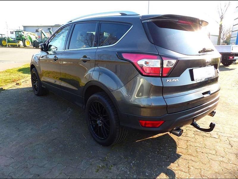 Usata Ford Kuga 150 CV (110 kW) 2017 Grigio SUV