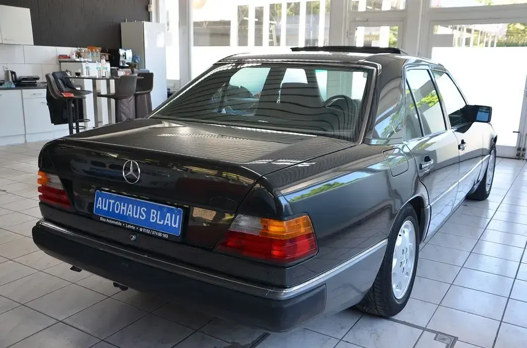 Gebraucht Mercedes E230 132 PS (97 kW) 1990 Schwarz Limousine