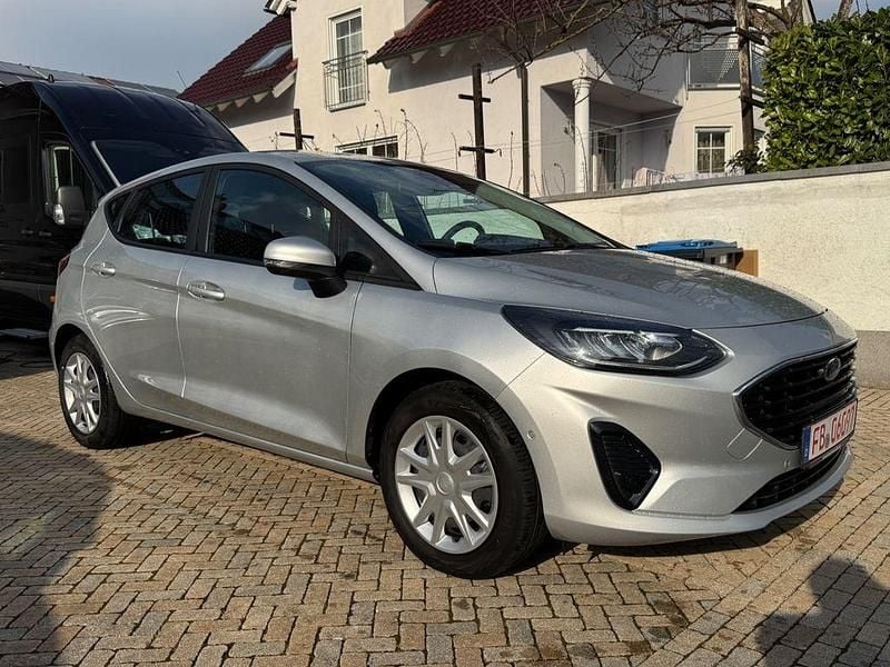 Gebraucht Ford Fiesta Cool & Connect 101 PS (74 kW) 2022 Polarsilber Kleinwagen