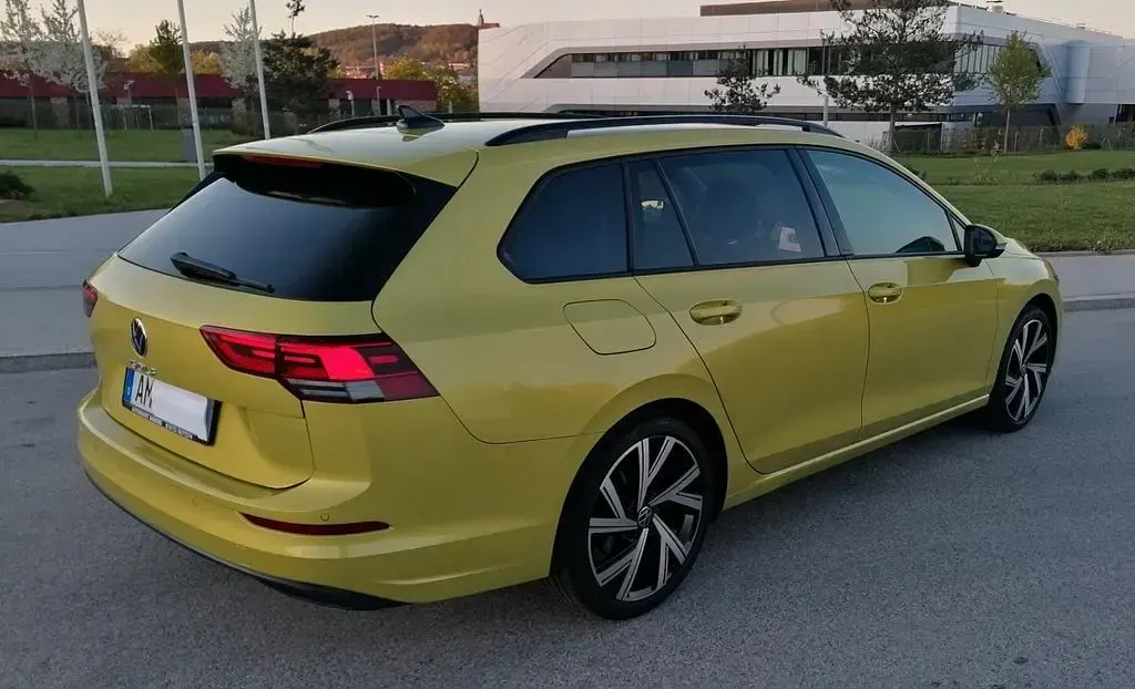 Gebraucht VW Golf VIII Sportline 131 PS (96 kW) 2023 Gelb Kombi