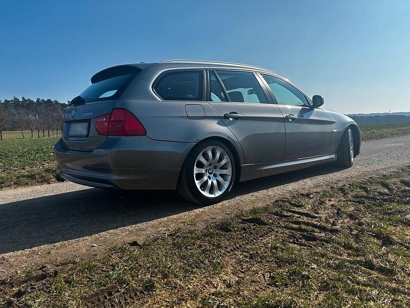 Gebraucht BMW 330 245 PS (180 kW) 2012 Silber Kombi