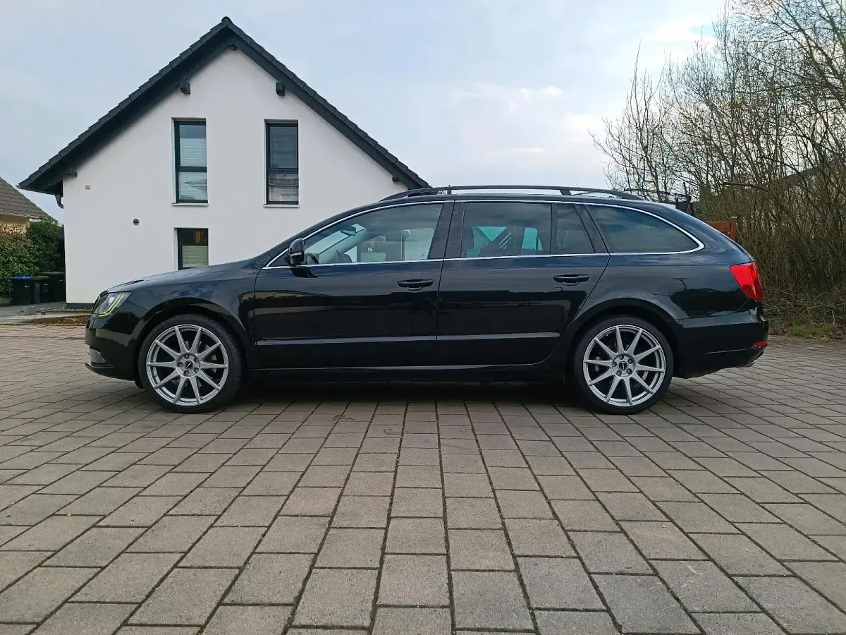 Gebraucht Skoda Superb 140 PS (102 kW) 2015 Schwarz Kombi