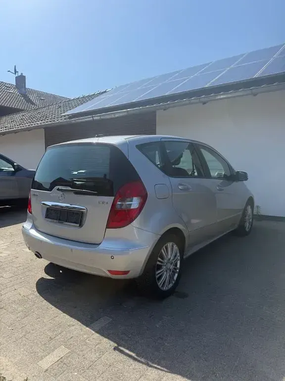 Gebraucht Mercedes A180 Elegance 109 PS (80 kW) 2011 Silber Kleinwagen
