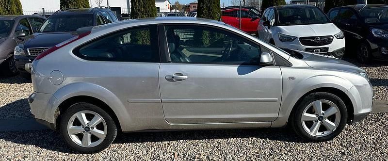 Gebraucht Ford Focus Titanium 116 PS (85 kW) 2006 Silber Limousine