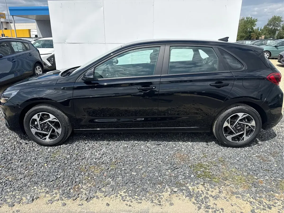 Neu Hyundai i30 Style 150 PS (110 kW) 2025 Abyss black a2b Limousine