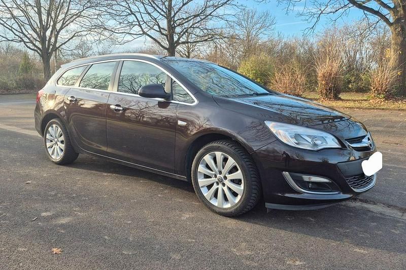 Gebraucht Opel Astra Selection 116 PS (85 kW) 2013 Braun Kombi