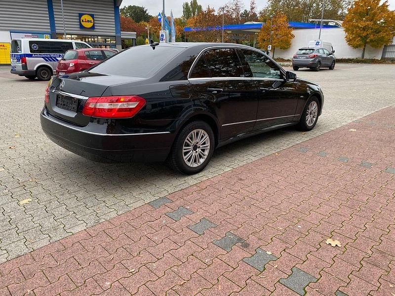 Gebraucht Mercedes E220 Elegance 170 PS (125 kW) 2010 Schwarz Limousine