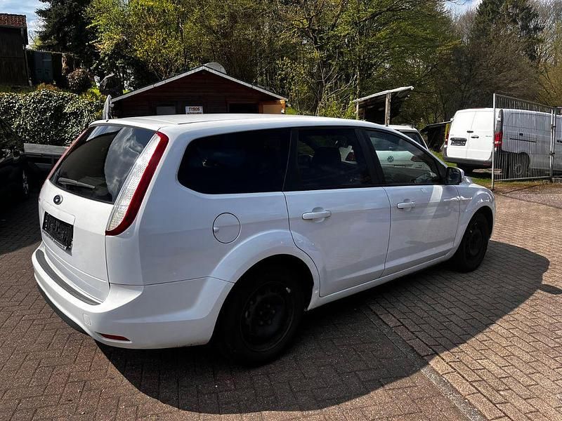 Gebraucht Ford Focus Style 101 PS (74 kW) 2009 Weiß Limousine