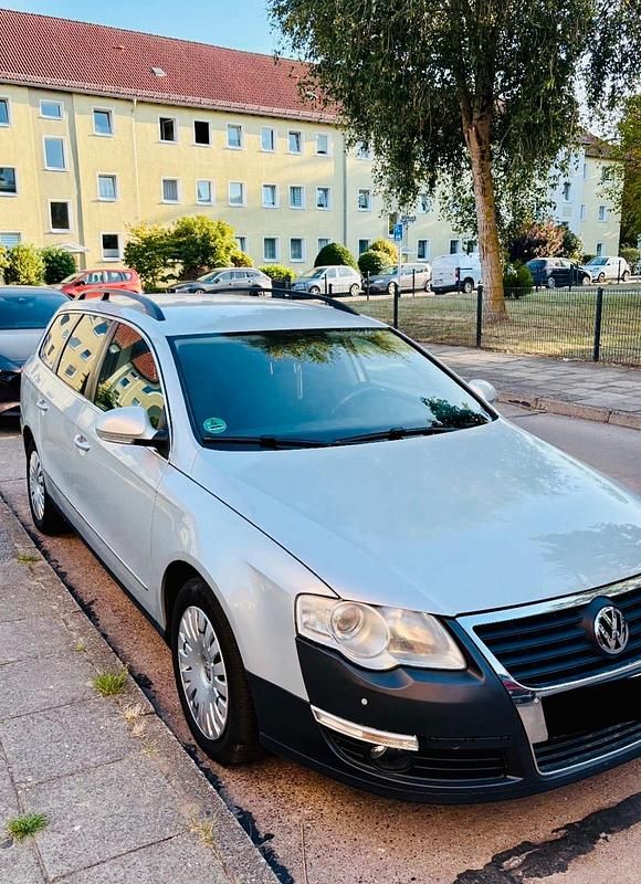 Silber Gebraucht 2010 VW Passat Limousine | 2.800 € (Fairer Preis) - Bild 1/4