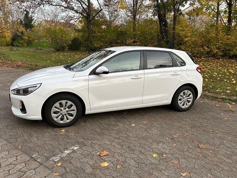 Weiß Gebraucht 2017 Hyundai i30 Select Limousine | 9.600 € (Fairer Preis) - Bild 1/4