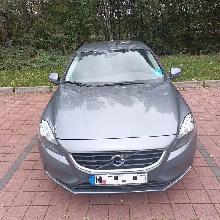 Grau Gebraucht 2015 Volvo V40 Kinetic Limousine | 8.200 € (Fairer Preis) - Bild 1/4